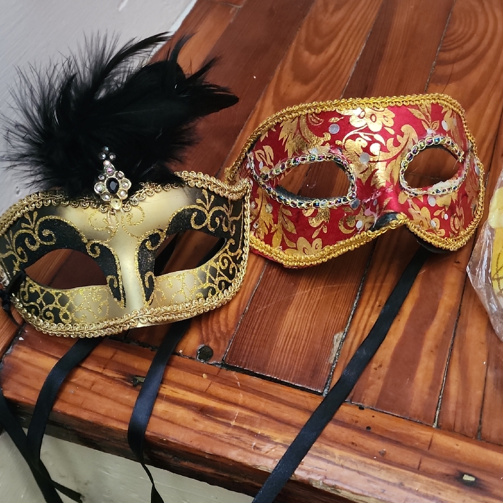 Elegant Masquerade Masks in Black and Gold